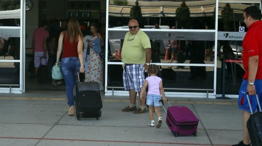 Antalya Havalimanı&rsquo;nda Giden Yolcu Yoğunluğu