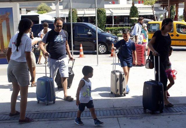 Antalya Havalimanı’nda Giden Yolcu Yoğunluğu