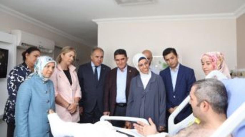 Buca&rsquo;daki Saldırıda Yaralanan Kayar&rsquo;a Ak Partililerden Ziyaret