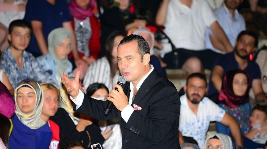 Tatilciler Ferhat G&ouml;&ccedil;er&rsquo;le Coştu