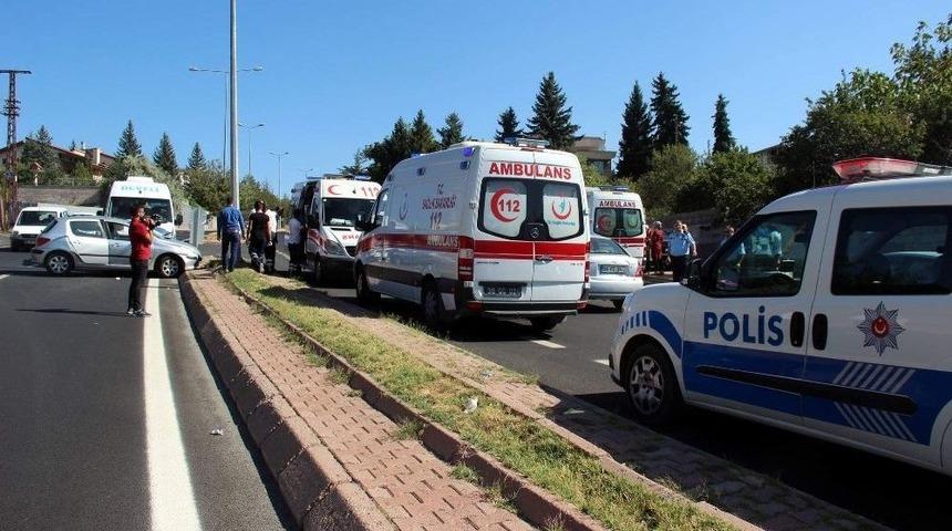 Yolcu Minib&uuml;s&uuml; İle Otomobil &Ccedil;arpıştı: 5 Yaralı