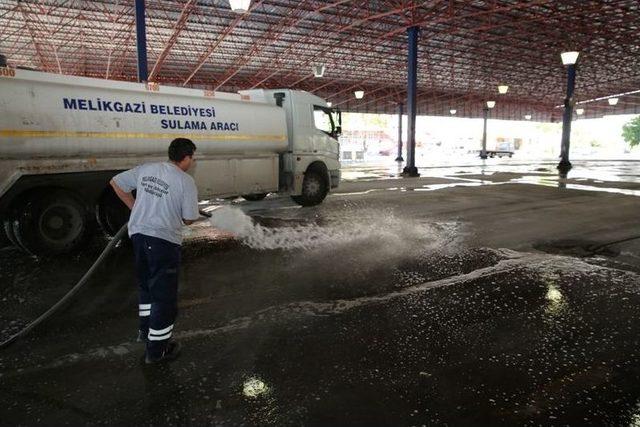 Melikgazi Belediyesi’nden Kurban Kesim Yerlerinde Deterjanlı Su İle Temizlik Çalışması