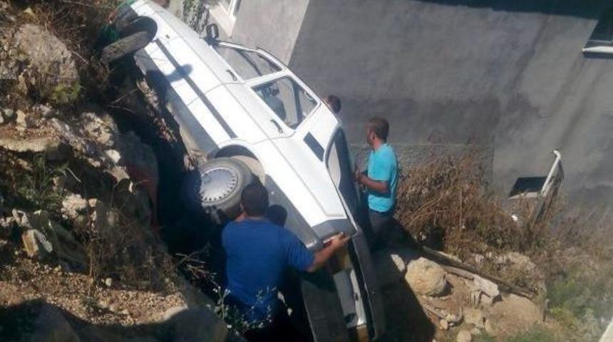 El Freni &Ccedil;ekilmeyen Otomobil, &Ccedil;ocukla Birlikte Şarampole Yuvarlandı