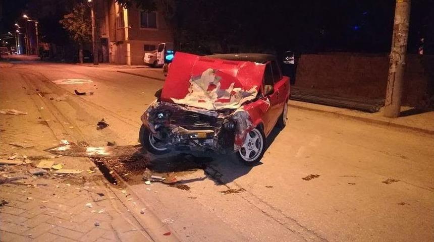 Eskişehir&rsquo;de Otomobil Binaya &Ccedil;arptı: 2 Yaralı