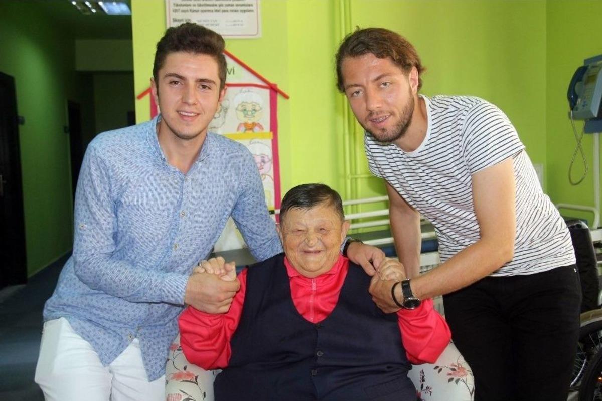 Şişko Nuri&rsquo;den Yeni Sanat&ccedil;ılara &rsquo;yalnız Kalmama&rsquo; &Ouml;nerisi