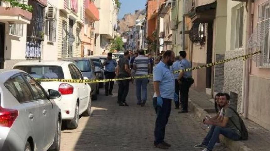 Aşkına Karşılık Vermeyen Kadını Vurup Intihar Etti