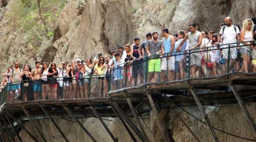 D&uuml;nyaca &Uuml;nl&uuml; Kanyonda Bayram Izdihamı