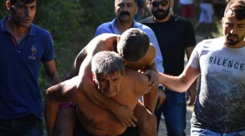 Polisler Boğulmaktan Kurtardıkları Kişiyi Ambulansa Sırtlarında Taşıdı