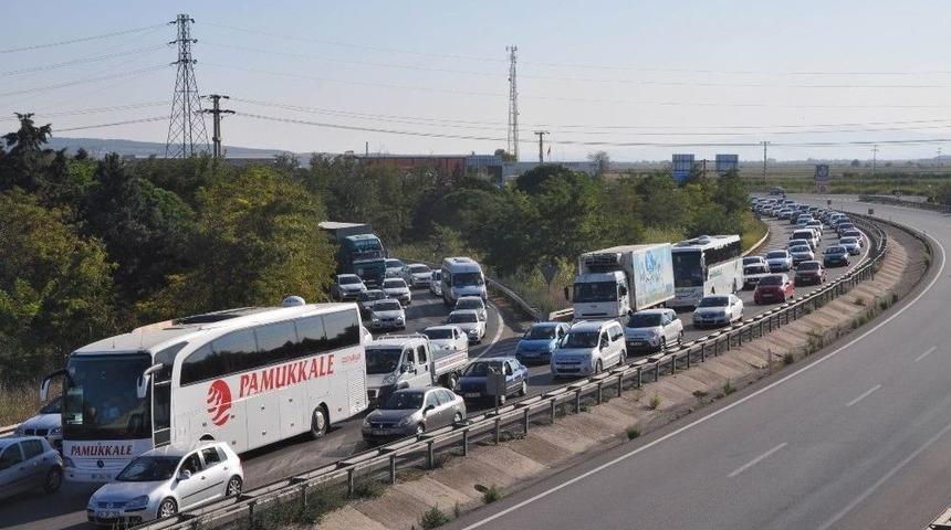 Bursa-izmir Yolunda Kilometrelerce Ara&ccedil; Kuyruğu Oluştu