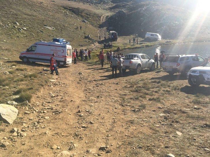 Boğulma Tehlikesi Geçiren Çocuğu Kurtarmak İçin Girdiği Gölde Boğuldu G1