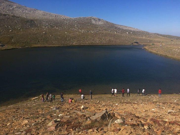 Boğulma Tehlikesi Geçiren Çocuğu Kurtarmak İçin Girdiği Gölde Boğuldu G4