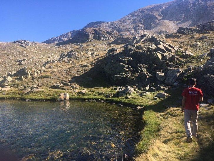 Boğulma Tehlikesi Geçiren Çocuğu Kurtarmak İçin Girdiği Gölde Boğuldu G5