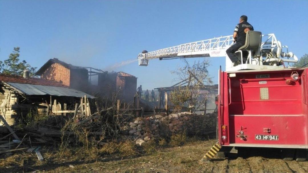 Nişan Hazırlığı Yapılan Samanlıkta Yangın &Ccedil;ıktı