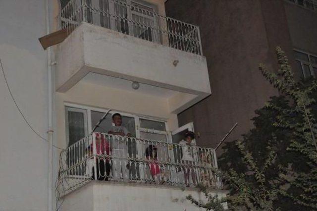 Adımayan da Ev Yangınında 2 Kişi Dumandan Etkilendi 1