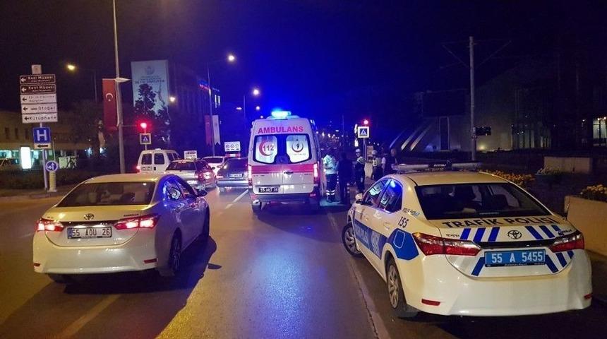 Motosiklet Otomobile &Ccedil;arptı: 1 Yaralı