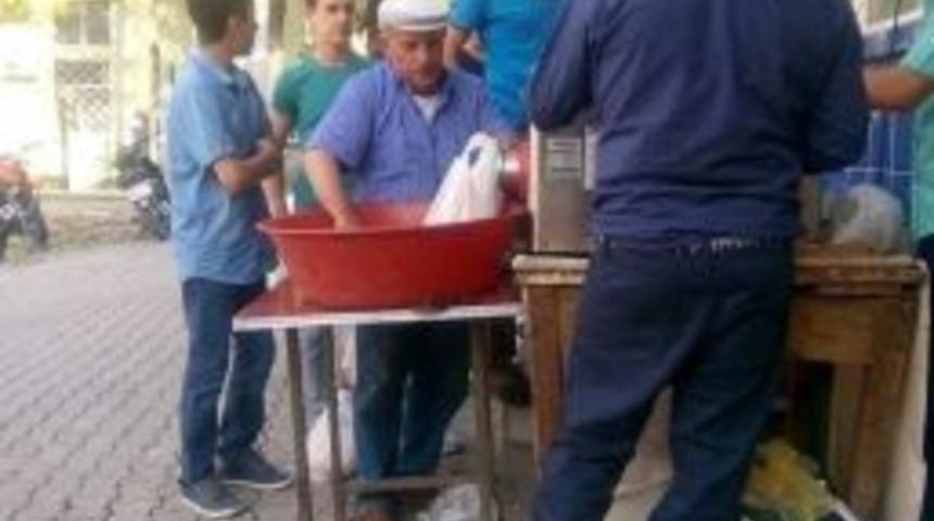 Kurban Etlerinden Kıyma Ve Sucuk Yaptırıyorlar