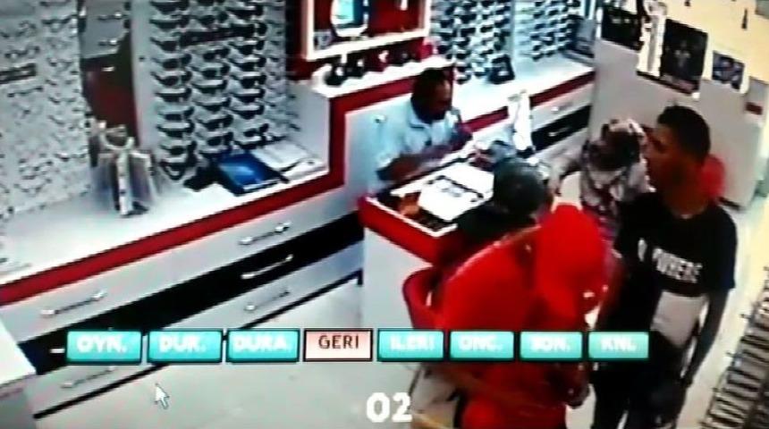 (&ouml;zel Haber) 3 Dakikada 2 Bin Liralık G&ouml;zl&uuml;k &Ccedil;aldılar