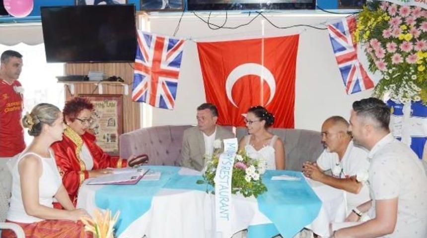 Amerikalı Şovmen Kuşadası'nda Evlendi