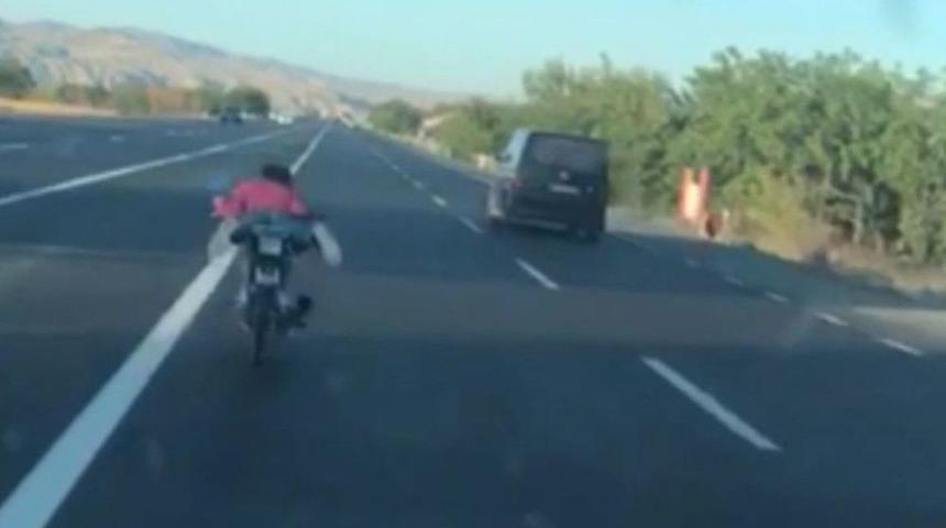 (&ouml;zel Haber) Motosiklet S&uuml;r&uuml;c&uuml;s&uuml;n&uuml;n Tehlikeli Yolculuğu