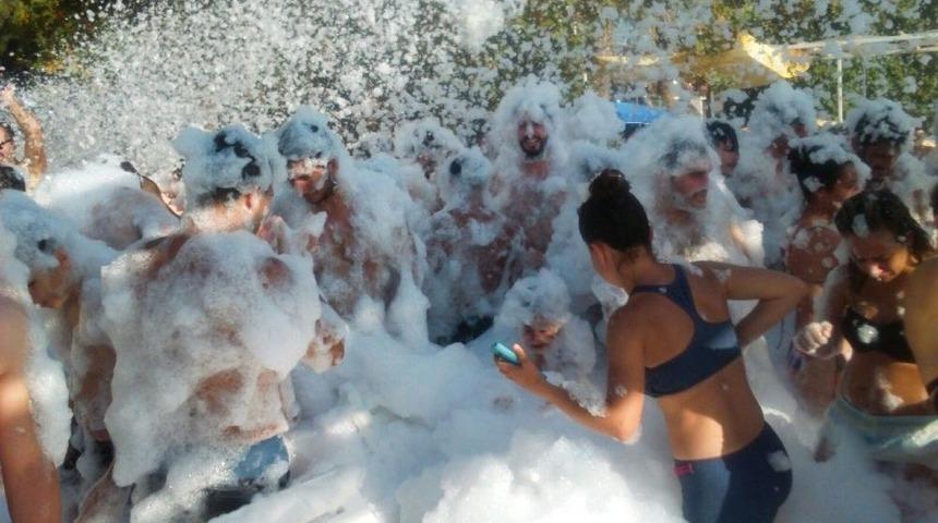 Turistlerin Köpük Partisi
