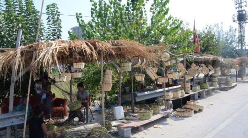 Kamıştan Ekmek Paralarını &Ccedil;ıkarıyorlar