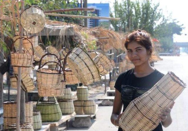 Kamıştan Ekmek Paralarını Çıkarıyorlar 1