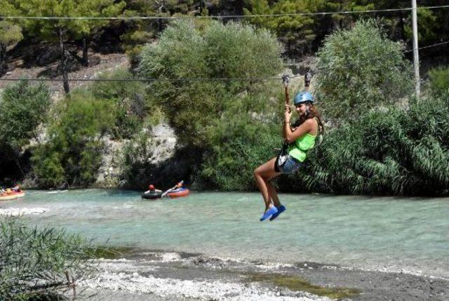 Ağaçlar Arasında Zipline Heyecanı