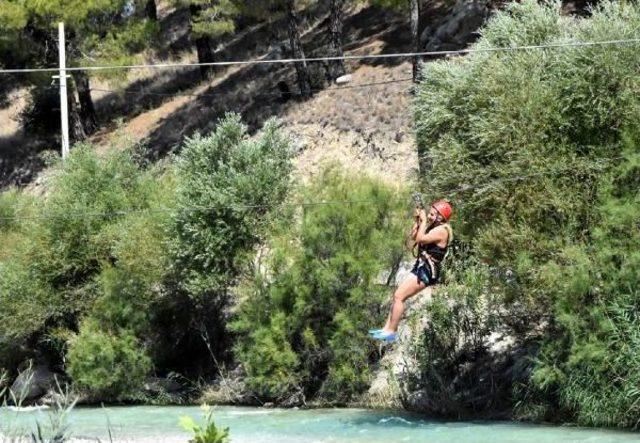 Ağaçlar Arasında Zipline Heyecanı