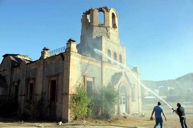 Tinerciler Tarihi Oltu Kilisesini Yaktı