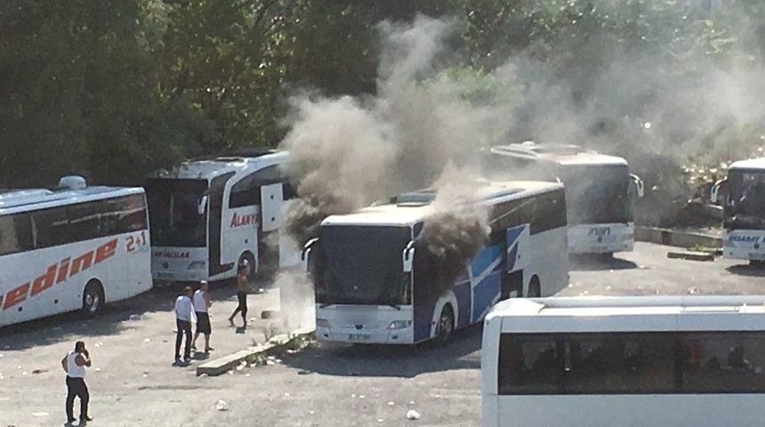 (&ouml;zel Haber) 15 Temmuz Demokrasi Otogarı&rsquo;nda Otob&uuml;s Yangını Paniği