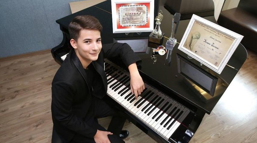 İzmirli Piyanist Kaan&rsquo;a Uluslararası &Ouml;d&uuml;l