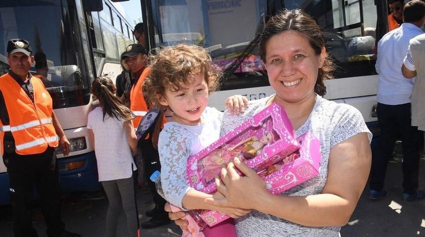 Başkan G&ouml;k&ccedil;ek, Bayramda &Ccedil;ocukları Sevindirmeye Devam Ediyor