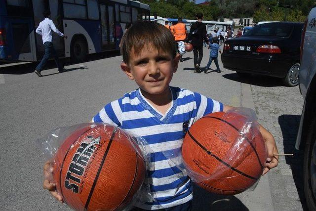 Başkan Gökçek, Bayramda Çocukları Sevindirmeye Devam Ediyor