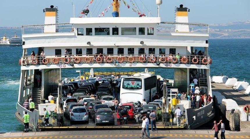 Top&ccedil;ular Feribot İskelesi&rsquo;nde Yer Yer Yoğunluk Yaşanıyor