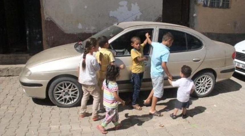 Otomobilde Havasızlıktan &Ouml;len Murat, G&ouml;zyaşlarıyla Uğurlandı
