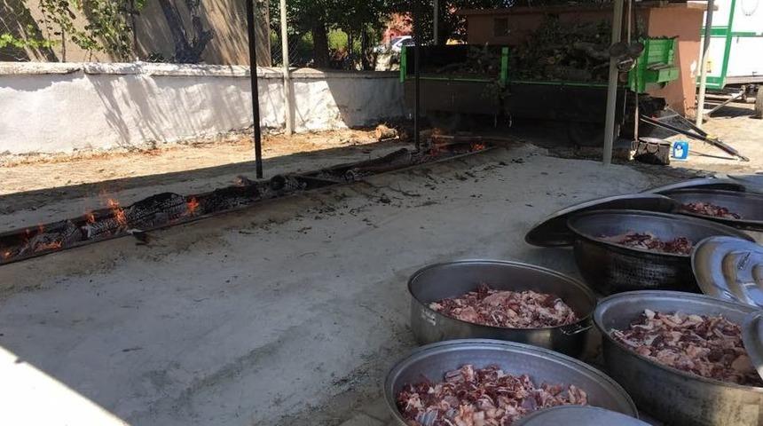 (&ouml;zel Haber) Kabını Kapan Pişmiş Kurban Eti Almaya Geldi