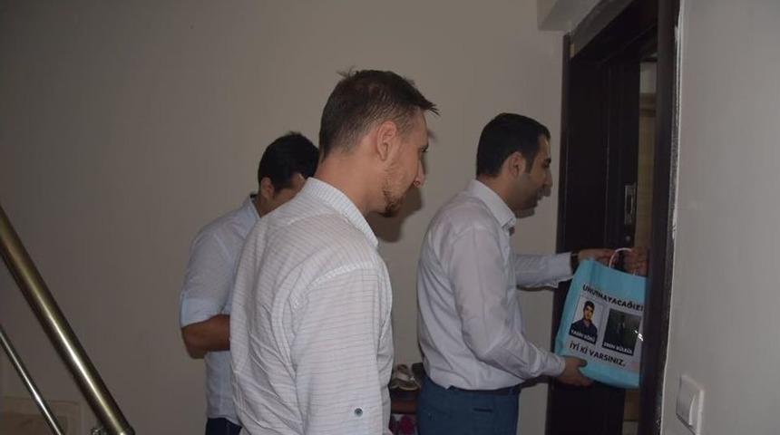 Ak Parti&rsquo;li Gen&ccedil;ler Eren B&ouml;r&uuml; Ve Yasin B&uuml;lb&uuml;l Hayrına Kurban Eti Dağıttı