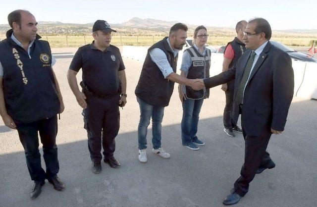 Vali Demir Yol Uygulamasında Vatandaşlarla Bayramlaştı