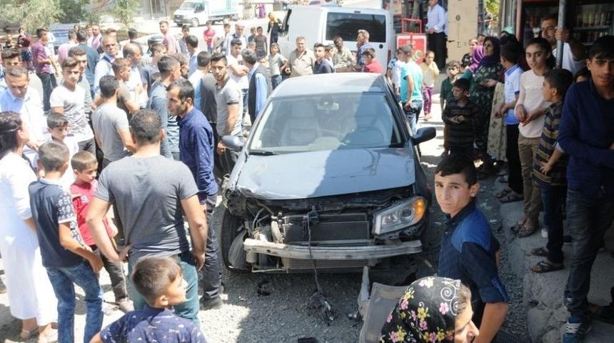 Kamyonete &Ccedil;arpan Ara&ccedil; Bir İş Yerinin Girişinde Durdu