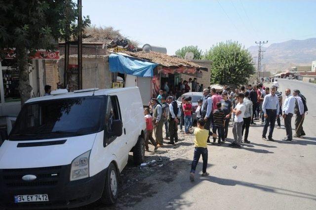 Kamyonete Çarpan Araç Bir İş Yerinin Girişinde Durdu