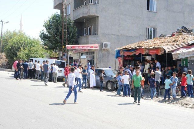 Kamyonete Çarpan Araç Bir İş Yerinin Girişinde Durdu