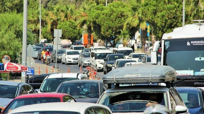 Sahiller Boşaldı, Trafikte Uzun Kuyruklar Oluştu