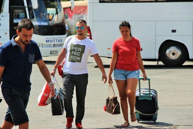 Sahiller Boşaldı, Trafikte Uzun Kuyruklar Oluştu