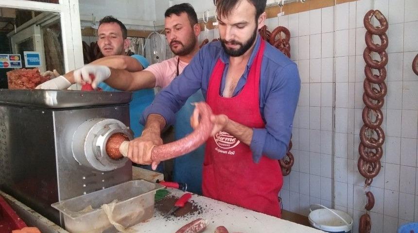 Artan Kurban Etleri Sucuk Yapılıyor