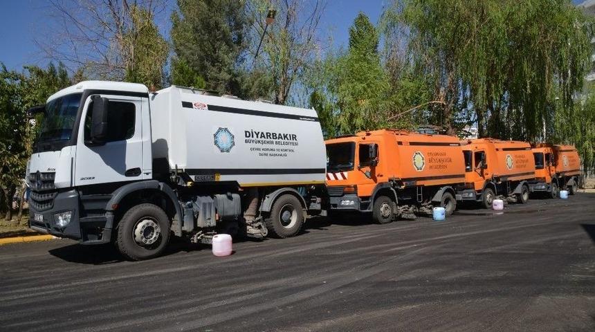 B&uuml;y&uuml;kşehir Belediyesi Ana Arterleri Deterjanlı Su İle Yıkadı