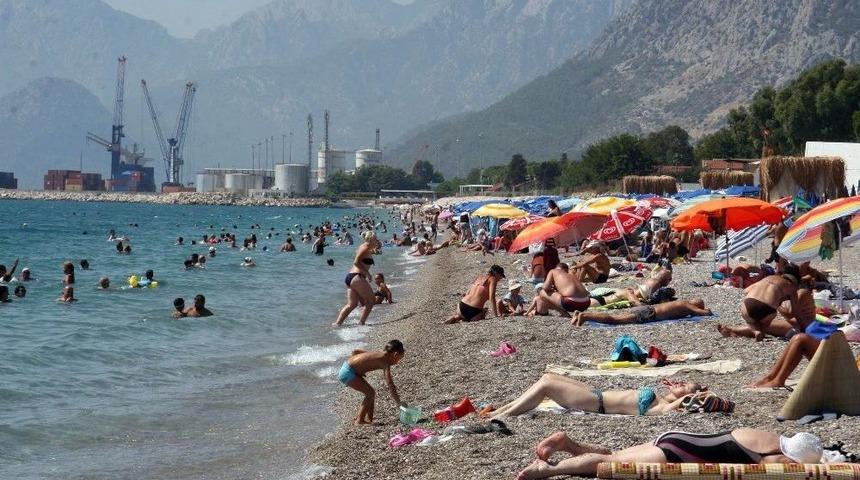 Antalya&rsquo;da Sahillerde Bayramın Son G&uuml;n Yoğunluğu