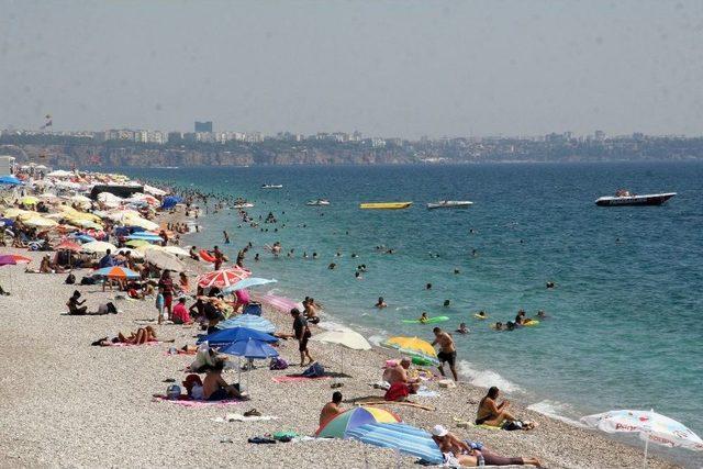 Antalya’da Sahillerde Bayramın Son Gün Yoğunluğu