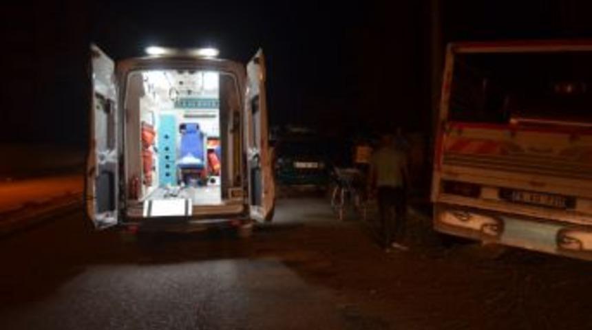 S&uuml;r&uuml;c&uuml;s&uuml; Direksiyon Başında Sara N&ouml;beti Ge&ccedil;iren Otomobil Duvara &Ccedil;arptı