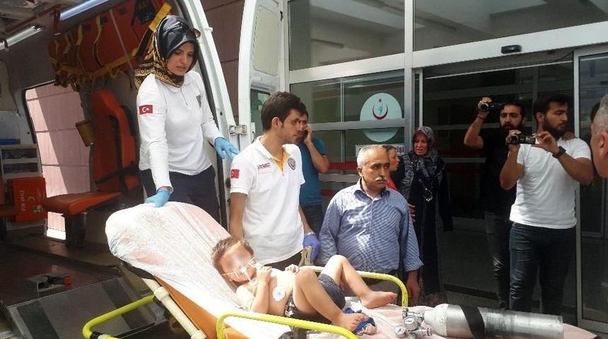 Anne Boğulmak &Uuml;zere Olan &Ccedil;ocuğunu Son Anda Kurtardı