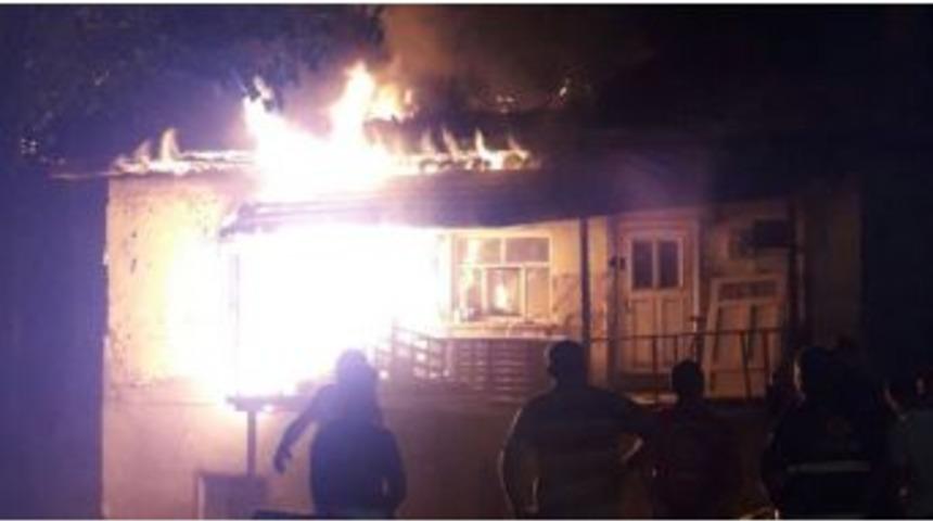 Metruk Evde &Ccedil;ıkan Yangında Ev K&uuml;le D&ouml;nd&uuml;